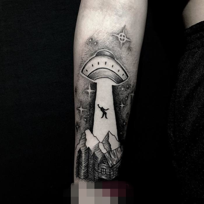 点击大图看下一张：个性几何元素简约线条飞碟纹身图案