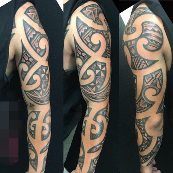 点击大图看下一张：男生霸气黑白花臂纹身图案