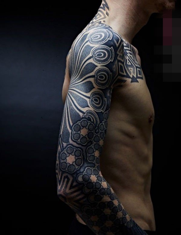 点击大图看下一张：男生霸气黑白花臂纹身图案