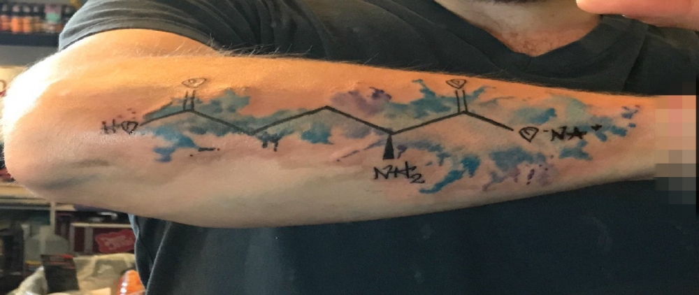 点击大图看下一张:男生手臂上黑色线条化学元素水墨纹身图片