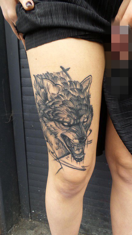 点击大图看下一张：女生大腿上黑色素描动物狼纹身图片