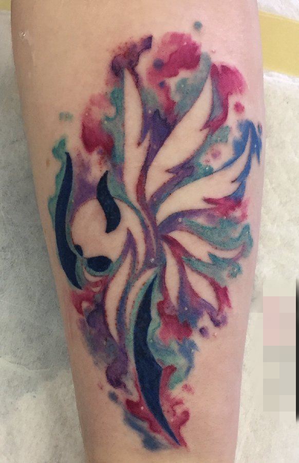 点击大图看下一张：女生手臂上彩色水墨图腾纹身图片