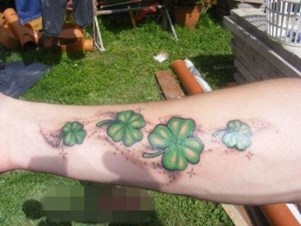 点击大图看下一张：女生手臂上绿色水彩植物四叶草纹身图片