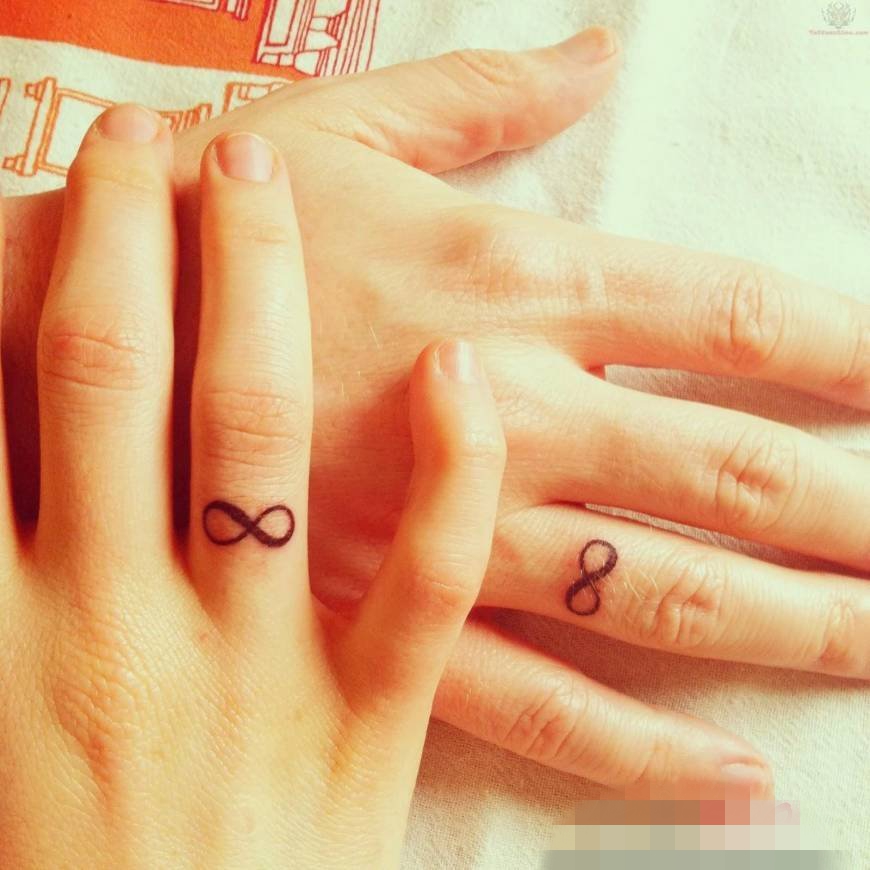 点击大图看下一张：女生手指上黑白文艺小清新简约线条纹身图案