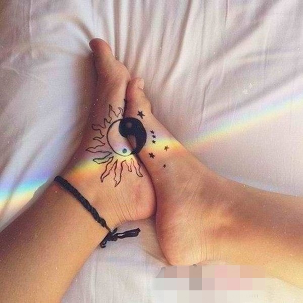 点击大图看下一张：情侣闺蜜脚上黑白阴阳太阳星星纹身图片