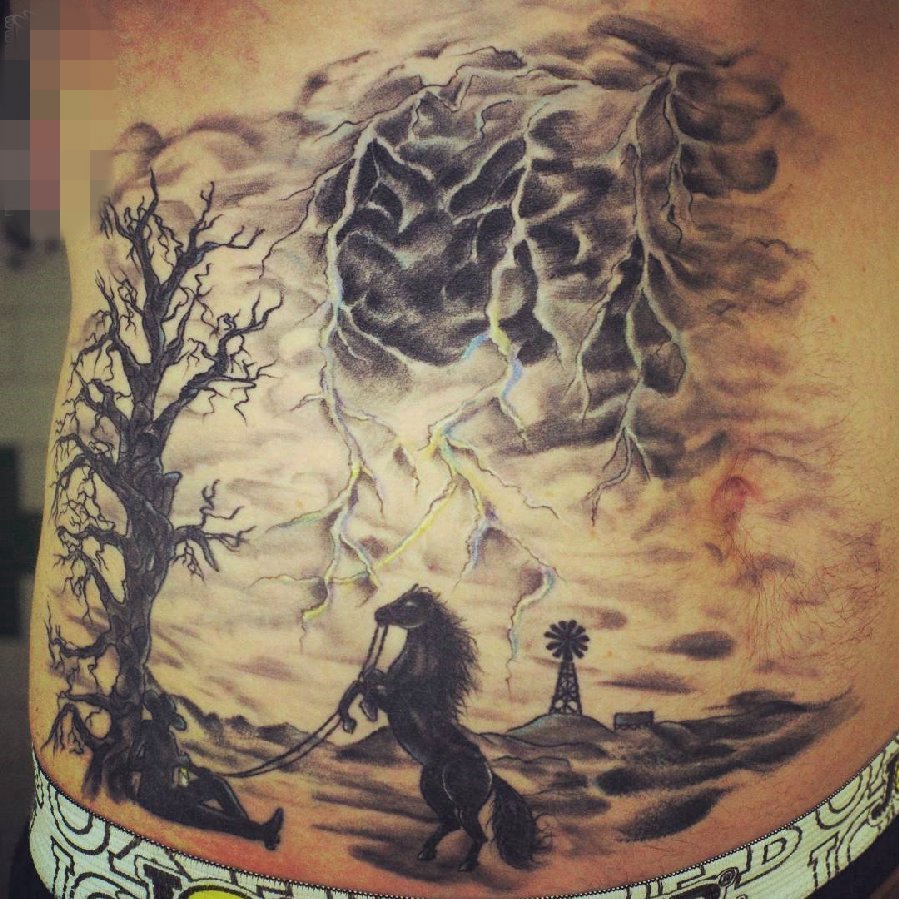 点击大图看下一张：腰部黑色的中国风纹身树枝和闪电和马风景水墨纹身图片