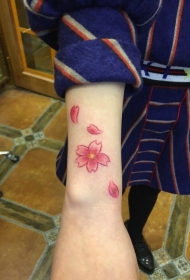 时尚好看的手臂鲜艳花朵纹身刺青