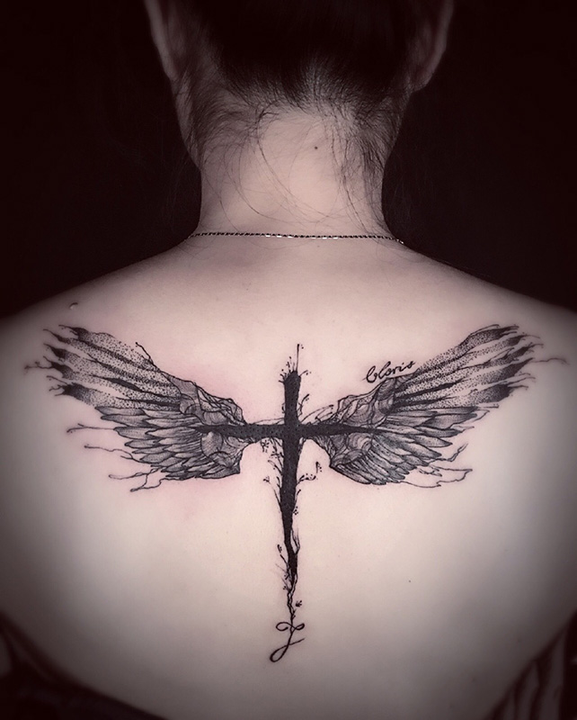 点击大图看下一张：后背完美组合十字架和翅膀纹身图案