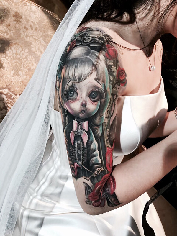 点击大图看下一张：美女手臂诡异洋娃娃彩绘纹身图案