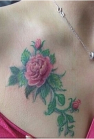 女性胸部红色花朵绿叶纹身图案