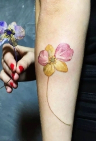 和实物非常相似的手臂花朵纹身图案