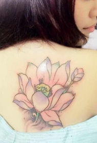 女生背部清新淡雅的莲花彩绘纹身图案