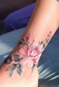 小腿处彩色个性的花朵纹身图案