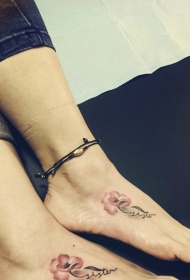 95后小情侣脚背上的个性花朵字母纹身图案
