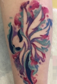 女生手臂上彩色水墨图腾纹身图片