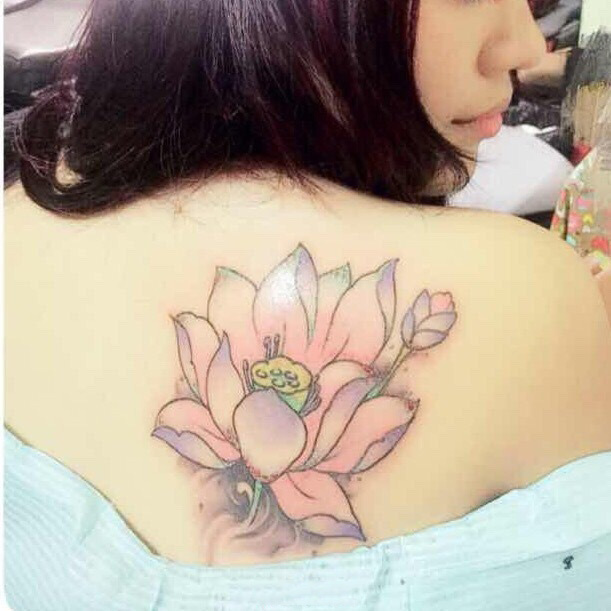 点击大图看下一张：女生背部清新淡雅的莲花彩绘纹身图案