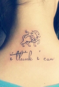 女生颈部雄壮的线条狮子字母图案纹身