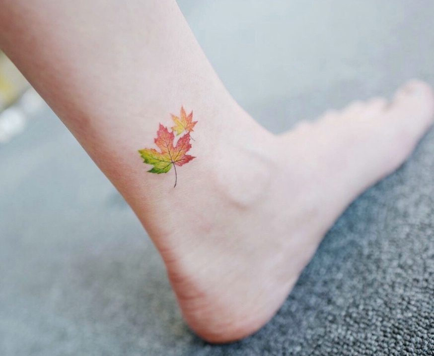 点击大图看下一张：脚踝上的清新小树叶纹身图案