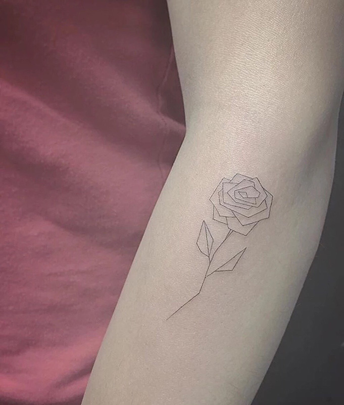 点击大图看下一张：手臂简洁线条勾勒的玫瑰优雅纹身图案