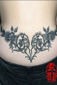 女性后腰心形藤蔓玫瑰花纹身图案