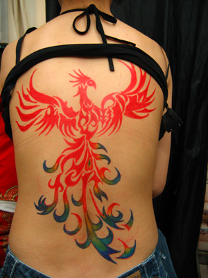 点击大图看下一张：后背漂亮的凤凰纹身图案