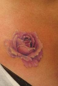 胸部紫色的玫瑰纹身图案