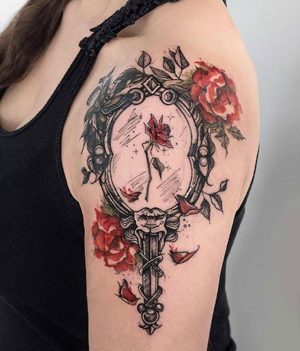 点击大图看下一张：女生手臂镜子与玫瑰纹身图案