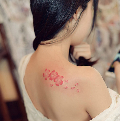 点击大图看下一张：女生背部唯美花蕊彩色纹身图案