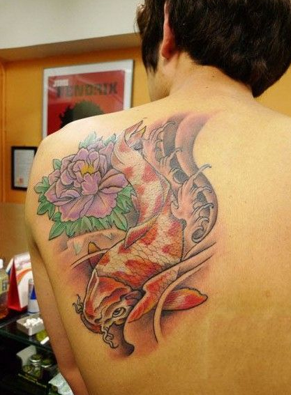 点击大图看下一张：背部传统牡丹花鲤鱼彩色纹身图案