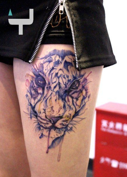 点击大图看下一张：美女大腿上彩色的泼墨老虎头纹身图案