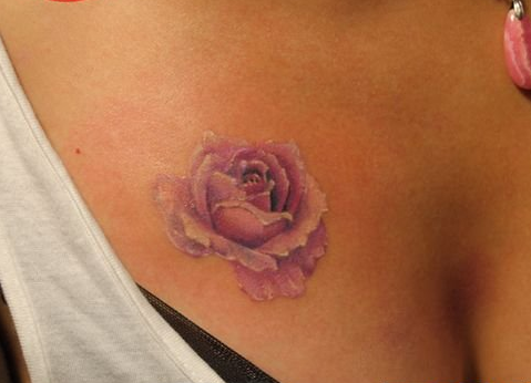 点击大图看下一张：胸部紫色的玫瑰纹身图案