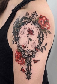 女生手臂镜子与玫瑰纹身图案