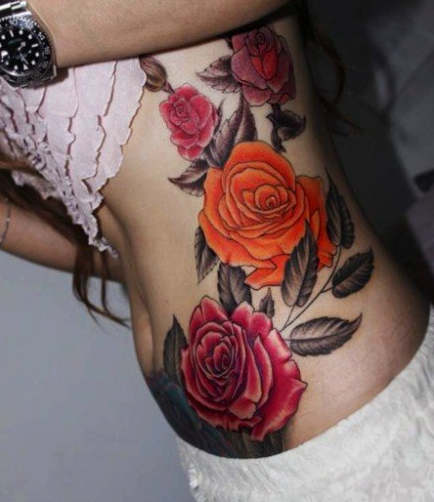 点击大图看下一张：美女腰部好看的玫瑰花纹身图案