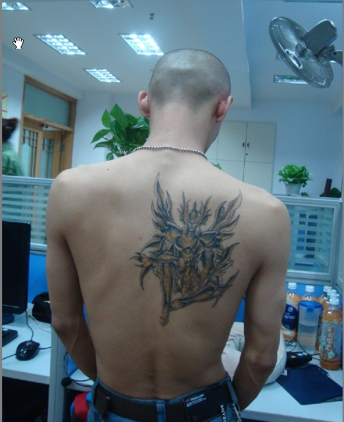 点击大图看下一张：男性背部圣斗士山羊座神衣纹身图案