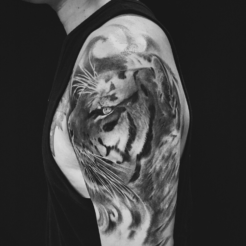 点击大图看下一张：手臂写实的老虎头个性纹身图案