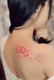 女生背部唯美花蕊彩色纹身图案