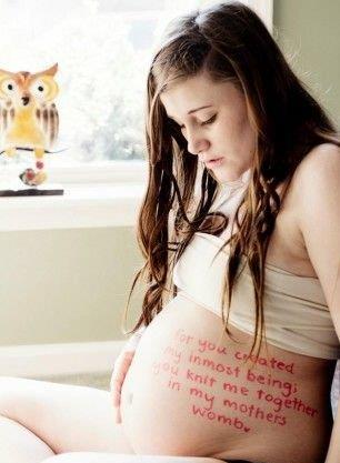 点击大图看下一张：一张独特时髦的孕妇腹部英文字母纹身图案