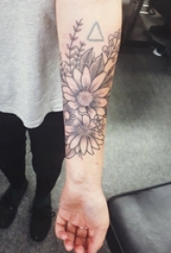 女生手臂上黑色点刺技巧植物素材花朵纹身图片