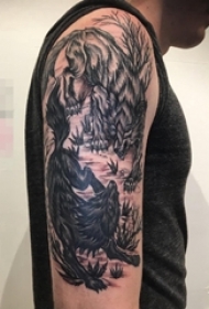 男生手臂上黑灰色创意线条狼纹身图片