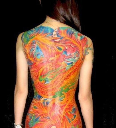 点击大图看下一张：美女满背精彩的凤凰纹身图案