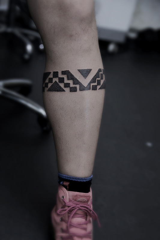 点击大图看下一张：腿部对于信仰的热爱图腾个性纹身图案