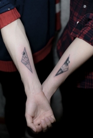 情侣手臂几何山脉纹身图案