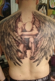男生背部黑灰素描创意翅膀人像霸气纹身图片