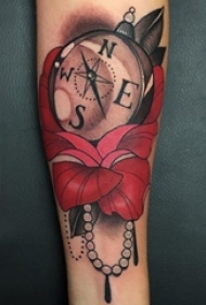 女生手臂上彩绘创意花朵指南针纹身图片