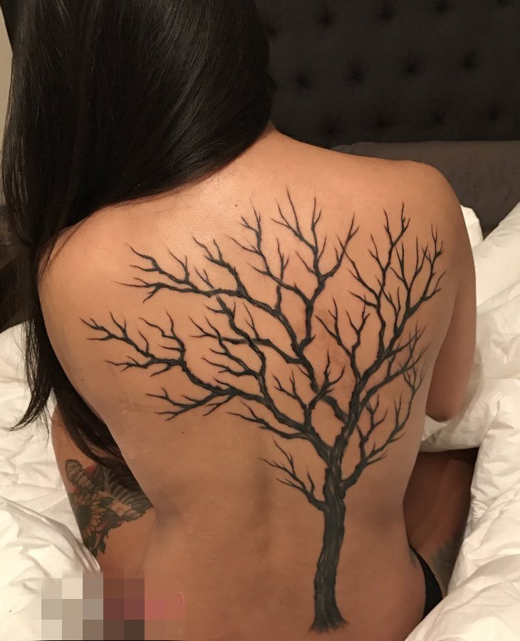 点击大图看下一张：女生背部黑色植物素材抽象线条生命树纹身图片