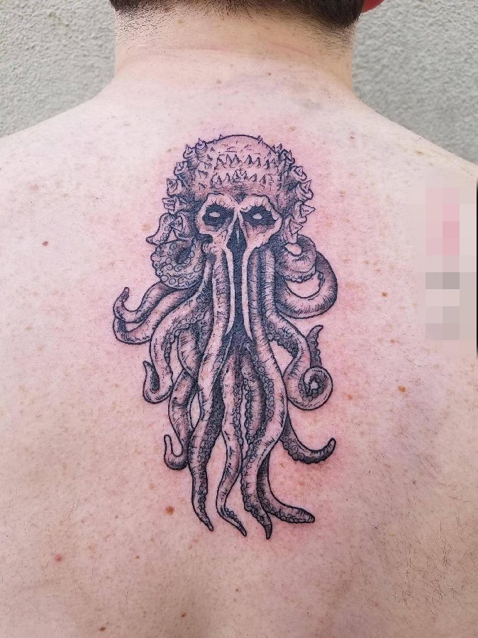 点击大图看下一张：男生背部黑色点刺技巧小动物章鱼和骷髅纹身图片