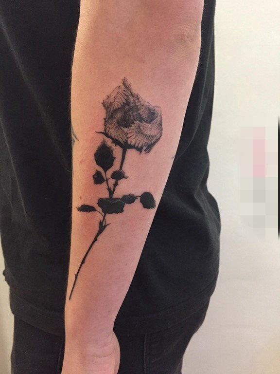 点击大图看下一张：男生手臂上黑色点刺技巧植物素材花朵纹身图片