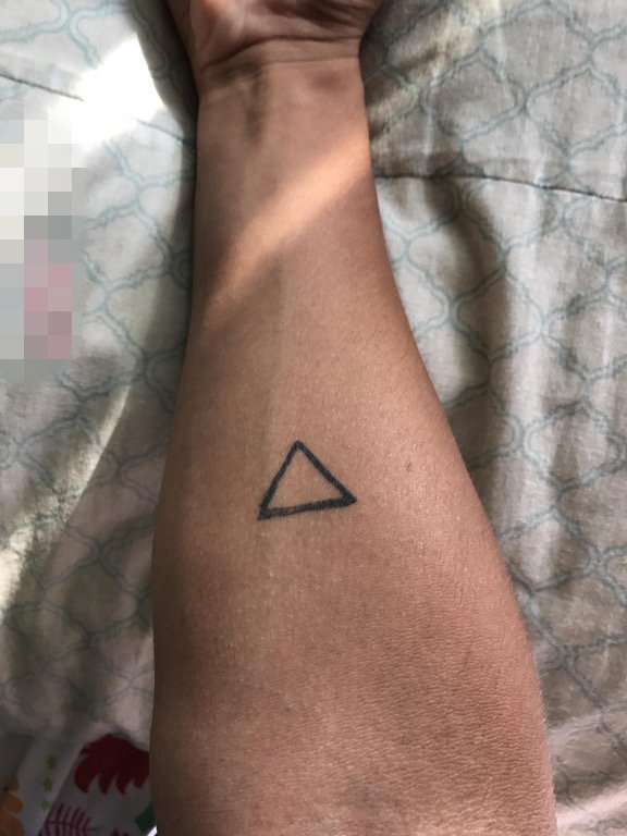 点击大图看下一张：男生手臂上黑色线条几何元素三角形纹身图片