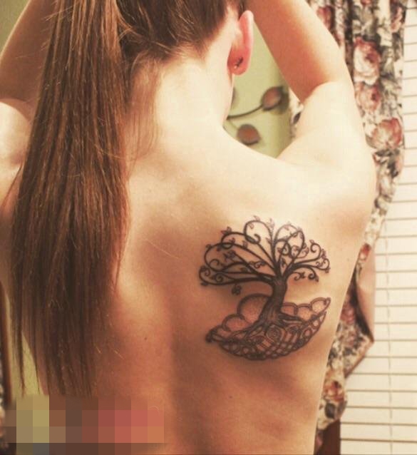 点击大图看下一张：女生背部黑色素描生命树纹身图片