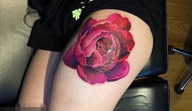点击大图看下一张：女生大腿上彩绘植物素材花朵纹身图片